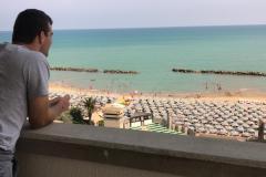 un-socio-giovane-adulto-guarda-il-mare